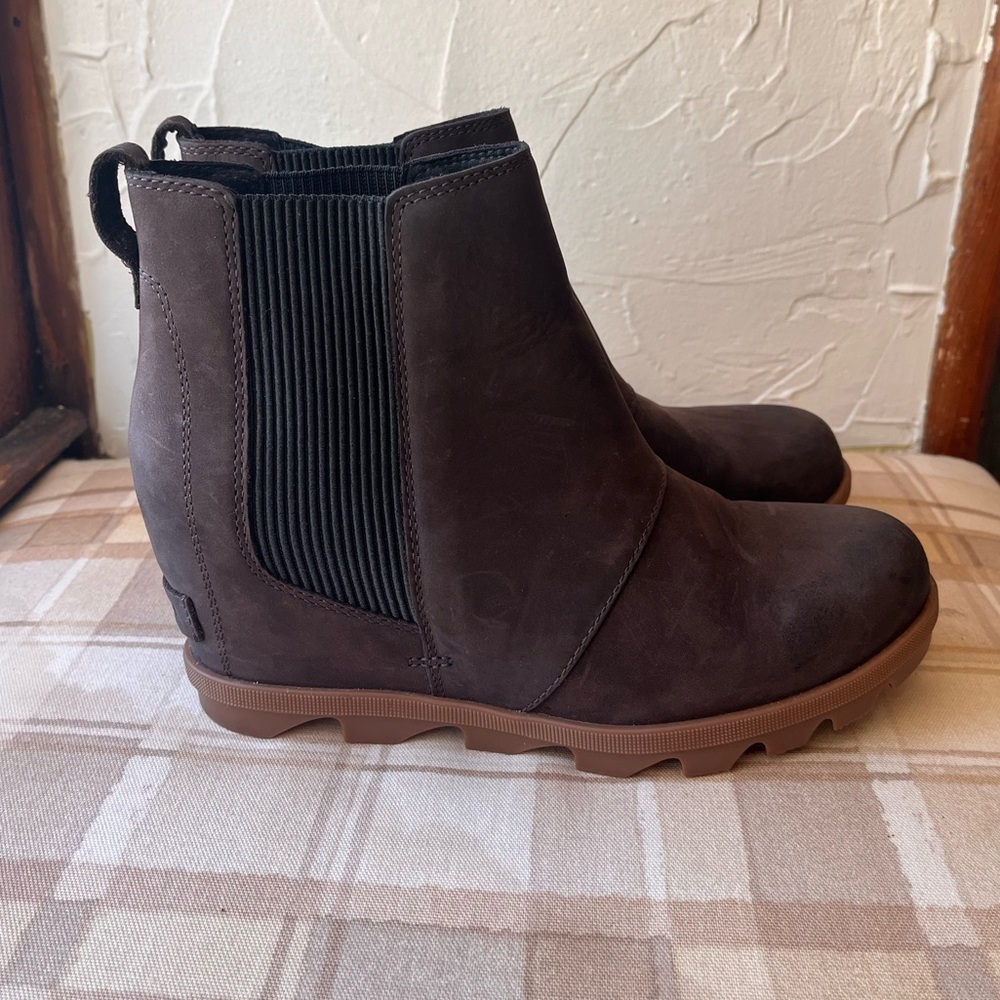 Sorel Joan of Arctic Wedge Chelsea Boot SZ 9.5 Brown